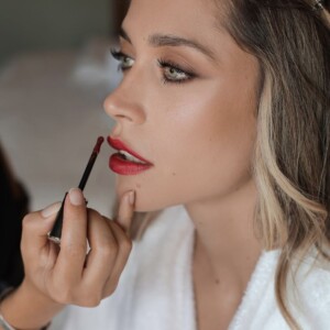 Descubre el Poder del Color: Conecta con tu Identidad Emocional 2 Modelo aplicación de labial